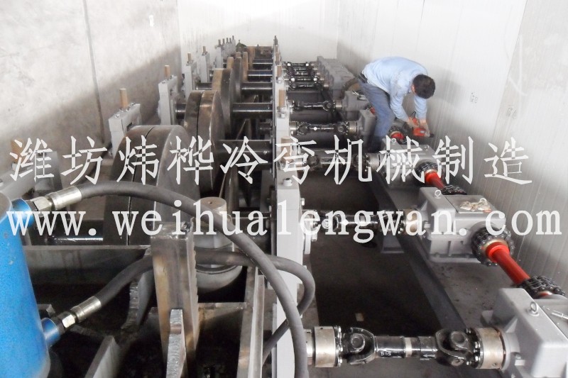 輕鋼龍骨機(jī),全自動沖孔折彎成型一體機(jī)